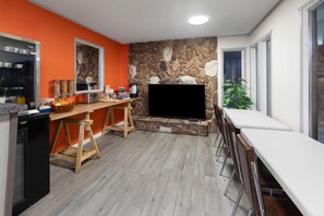 فطور قائم على الخدمة الذاتية مجانًا يوميًا