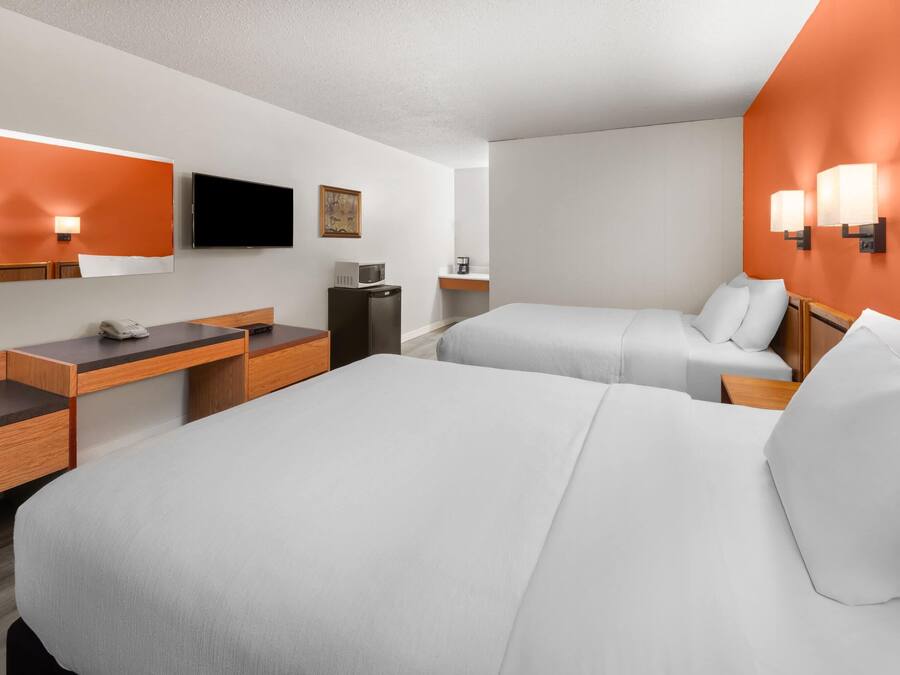 Quarto, 2 camas Queen, para não fumantes | Escrivaninha, Wi-Fi de cortesia, roupa de cama