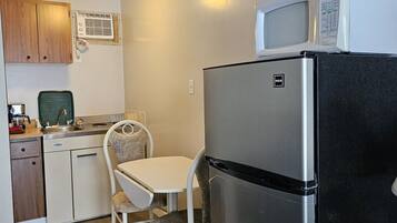 Deluxe-Zimmer, 1 Queen-Bett, Nichtraucher | Eigene KĂŒche | Wasserkocher mit Kaffee-/Teezubehör