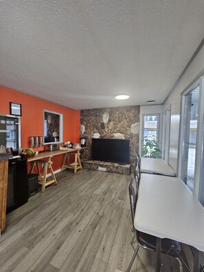 Free daily self-service breakfast  - Howard Johnson by Wyndham Edson (Edson)