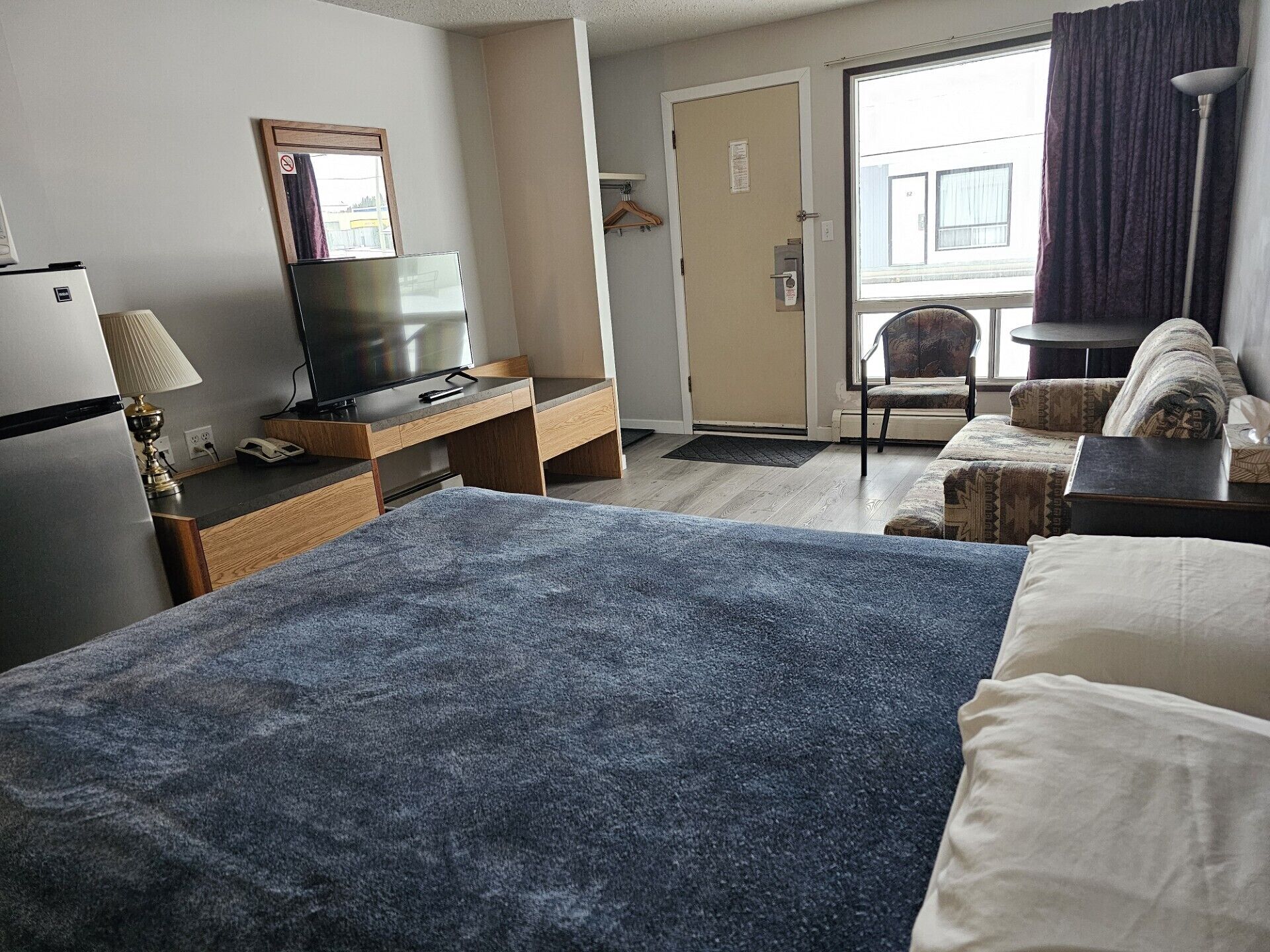 Deluxe Room, 1 Queen Bed, Non Smoking | Desk, free WiFi, bed sheets