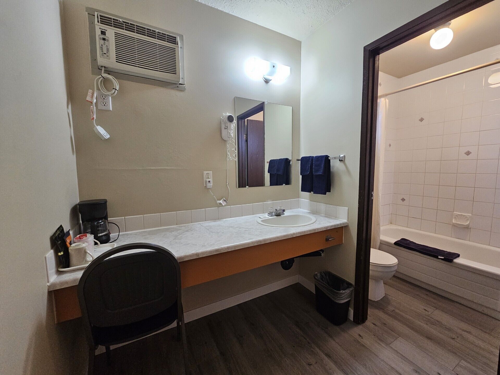 Quarto, 1 cama Queen, para não fumantes | Banheiro | Chuveiro/banheira combinados, produtos de toalete grátis