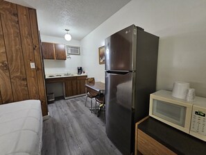 Deluxe Room, 2 Queen Beds, Non Smoking | Private kitchen | Coffee/tea maker - Howard Johnson by Wyndham Edson (Edson)