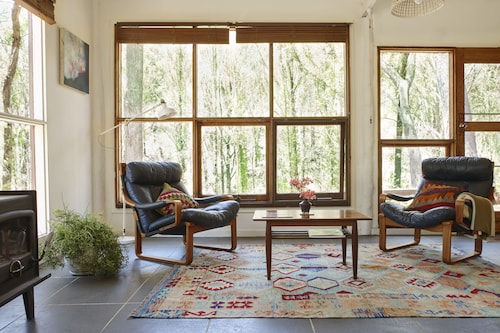 A bright spacious private timber cabin, on a beautiful 11acre off-grid property!