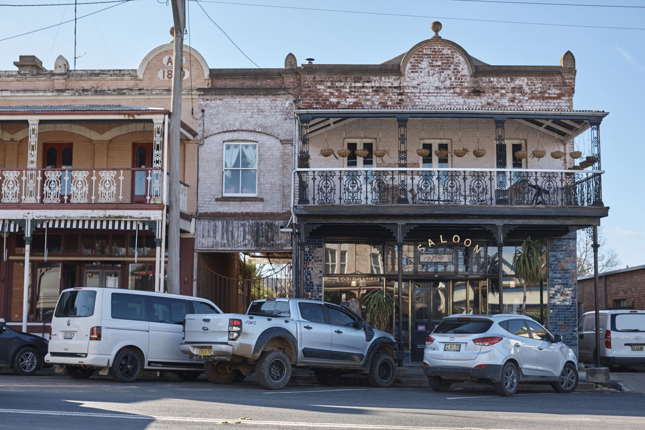 A building with a balcony and a sign that reads "SALOON".