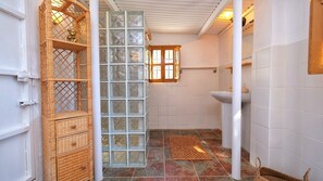 Ensemble douche/baignoire, serviettes fournies