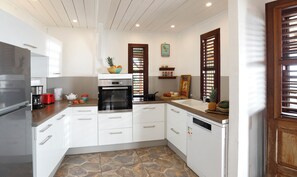 Fridge, microwave, oven, stovetop - Entre Ciel et Mer Sublime view of the Bay of Diamant, swimming pool, beach 100m away (Le Diamant)