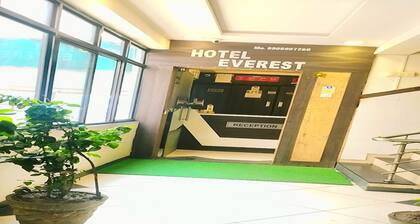 Everest Hotel