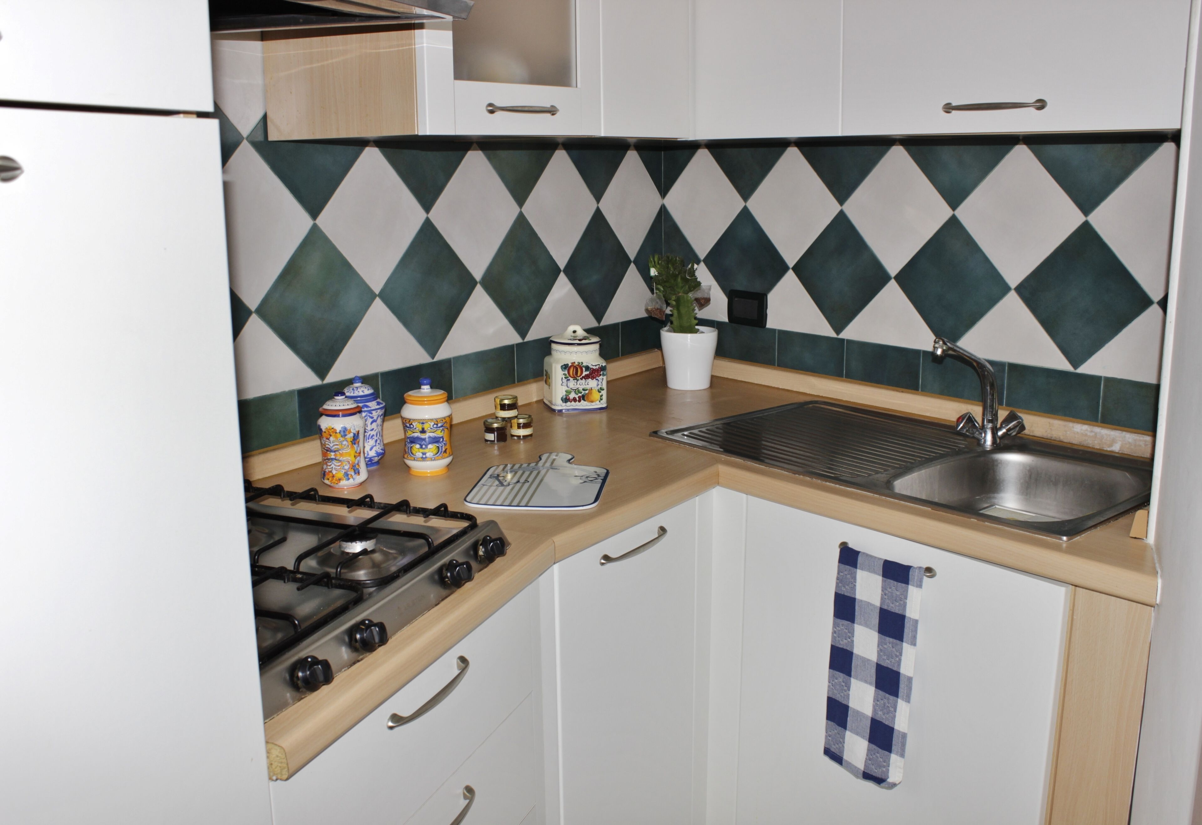 Een koelkast, een kookplaat, kookgerei, borden en bestek