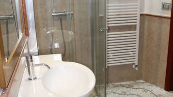 Een bad/douchecombinatie, een haardroger