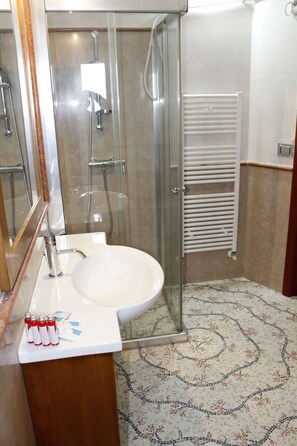Combined shower/tub, hair dryer