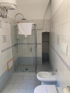 Ensemble douche/baignoire, sèche-cheveux