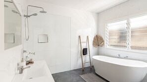 Bañera, secador de pelo y jabón