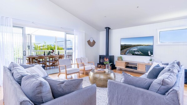 Téléviseur connecté, foyer, table de ping-pong