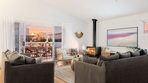 Una Smart TV, una chimenea, una mesa de tenis de mesa