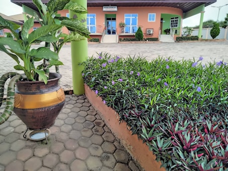 Property grounds. Renajoe Exclusive Guesthouse Tema Community 9