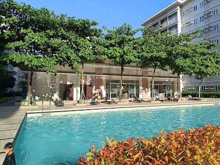 3 outdoor pools, open 7:00 AM to 10:00 PM, sun loungers