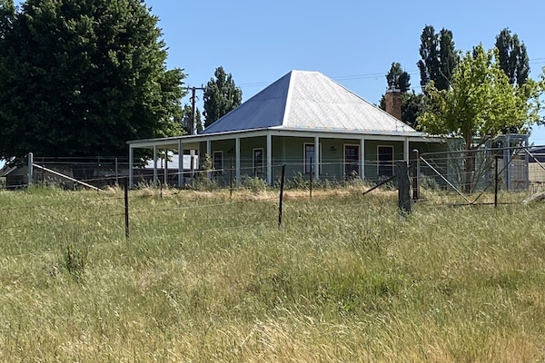 Coorumbene Cottage