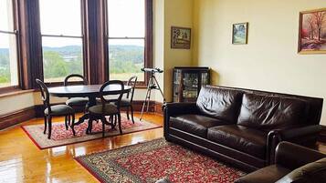 Smart TV, fireplace, books, offices