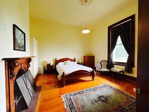 3 bedrooms, desk, iron/ironing board, free WiFi - Yarra Valley Historical Homestead (Wandin East)