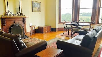 Smart TV, fireplace, books, offices