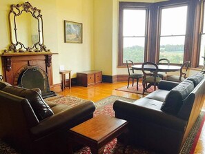 Smart TV, fireplace, books, offices - Yarra Valley Historical Homestead (Wandin East)