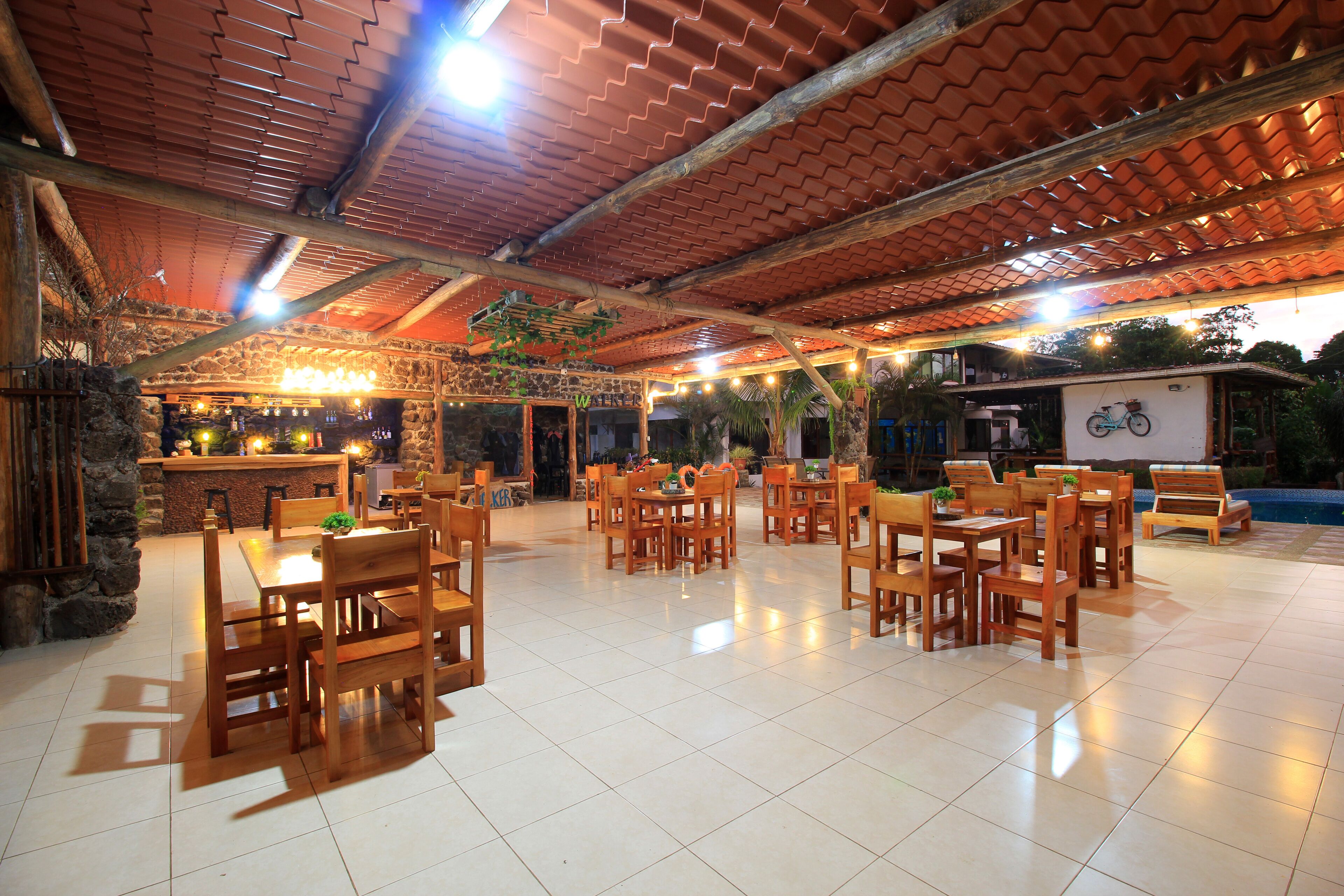 Bar tepi kolam renang