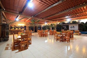 Poolside bar - Natura Gardens Galápagos Hotel (Bella Vista)