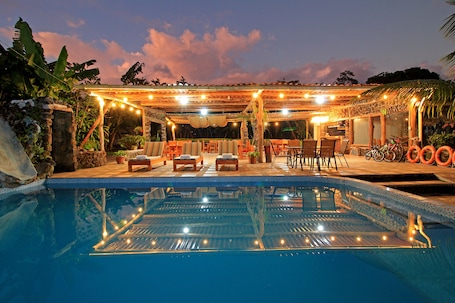 Una piscina al aire libre