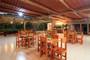 Bar tepi kolam renang