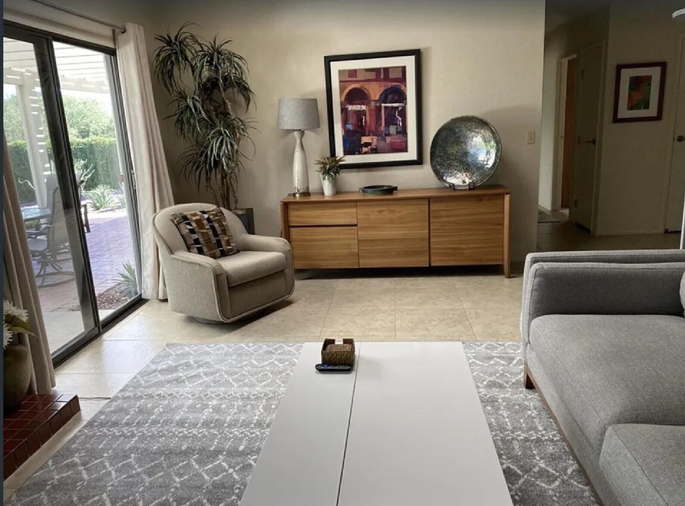 Smart-tv, een computerscherm en een printer