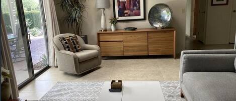 Smart-tv, een computerscherm en een printer