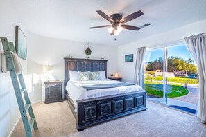 4 habitaciones, escritorio y tabla de planchar con plancha