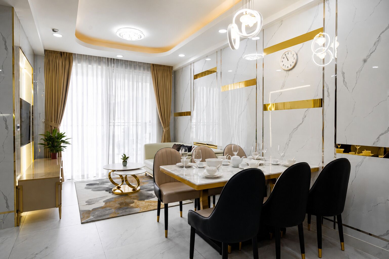 Un comedor moderno con pared de mármol, una mesa redonda dispuesta para seis personas y un sofá al fondo.