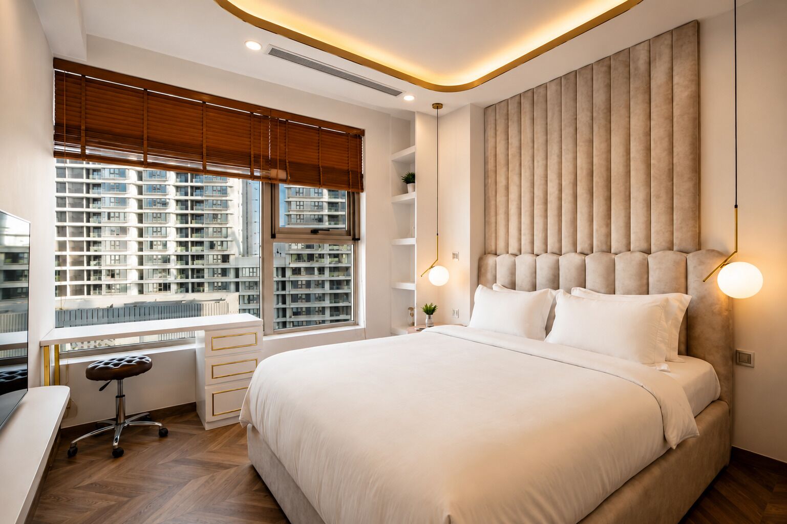 Un dormitorio moderno con una cama grande, un escritorio y vistas a un rascacielos.