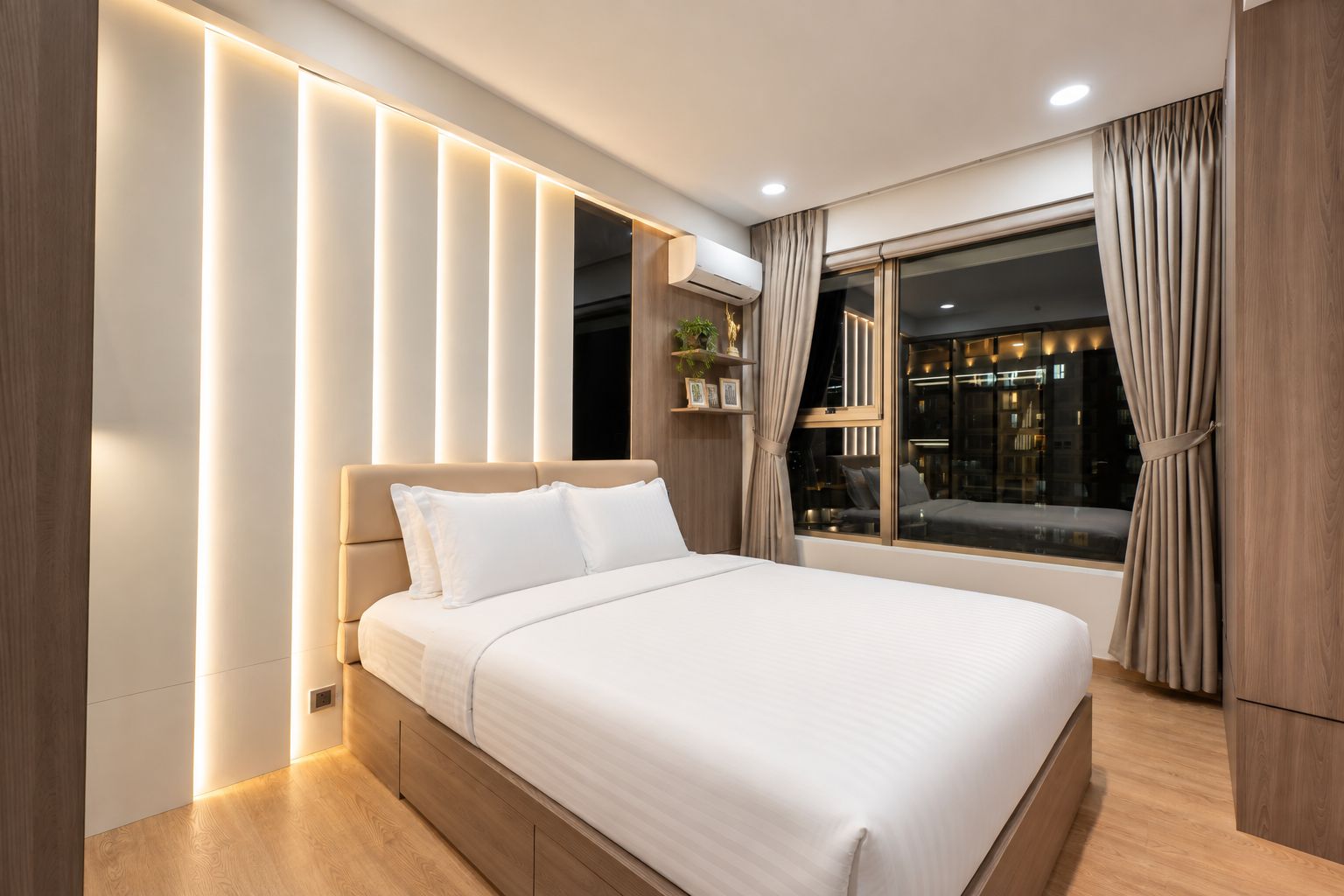 Une chambre moderne avec un grand lit, un éclairage intégré, une fenêtre avec des rideaux et une vue sur la ville.