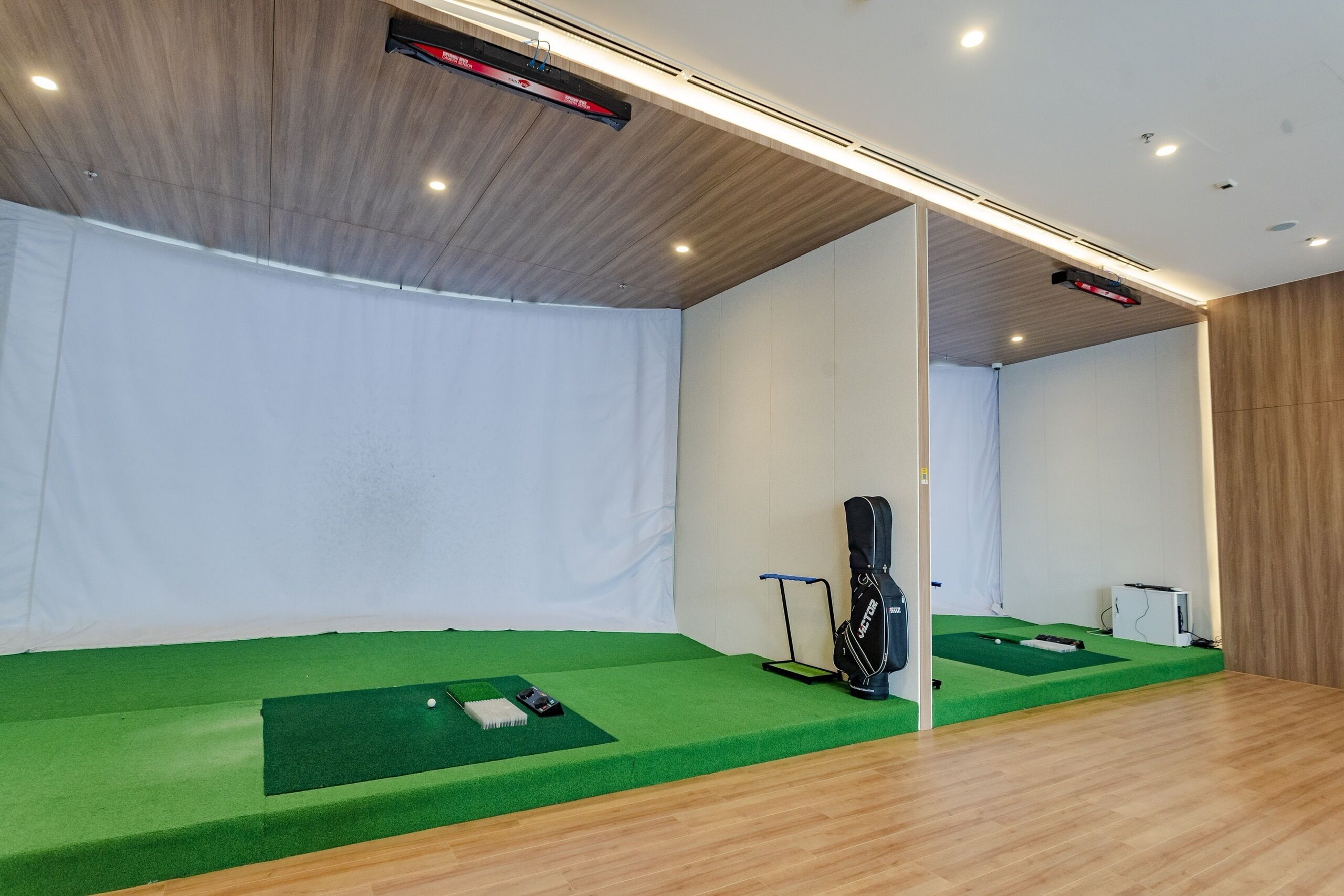 Indoor golf driving range