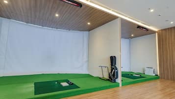 Indoor golf driving range