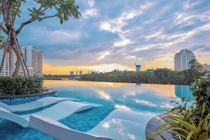 Una piscina techada, una piscina al aire libre