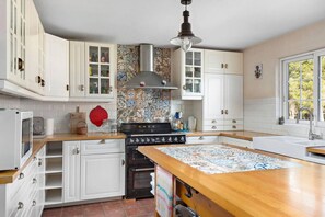 Frigorífico, microondas, horno y lavavajillas