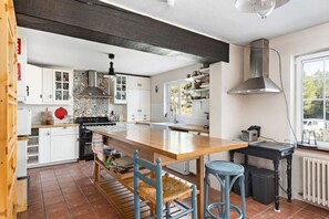 Jääkaappi, mikroaaltouuni, uuni, astianpesukone