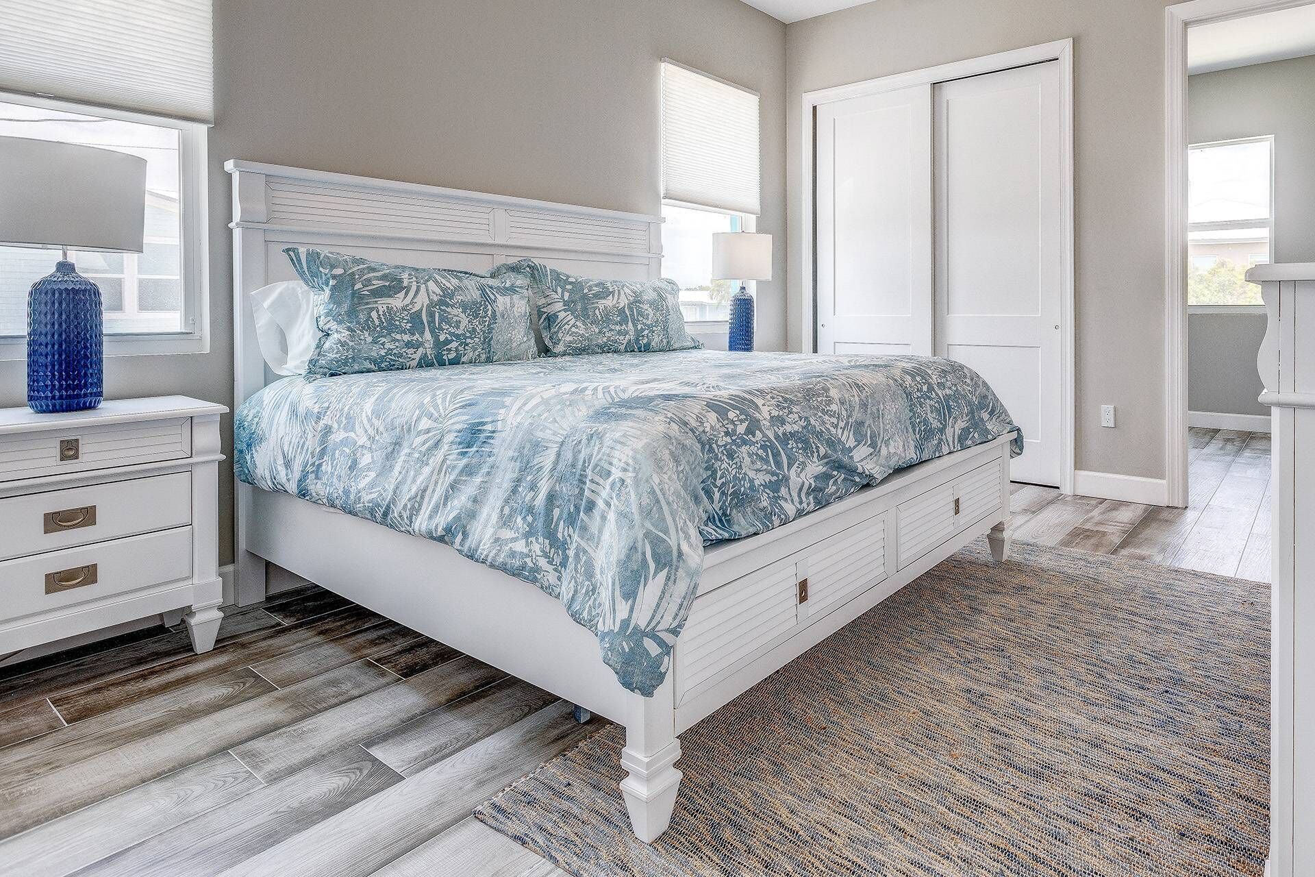 Een slaapkamer met een bed, nachtkastjes en een raam.