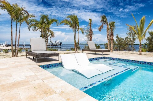 Castaway On The Keys: Experience Spectacular Open Water Living on Bogie Channel, Pool & Dockage!