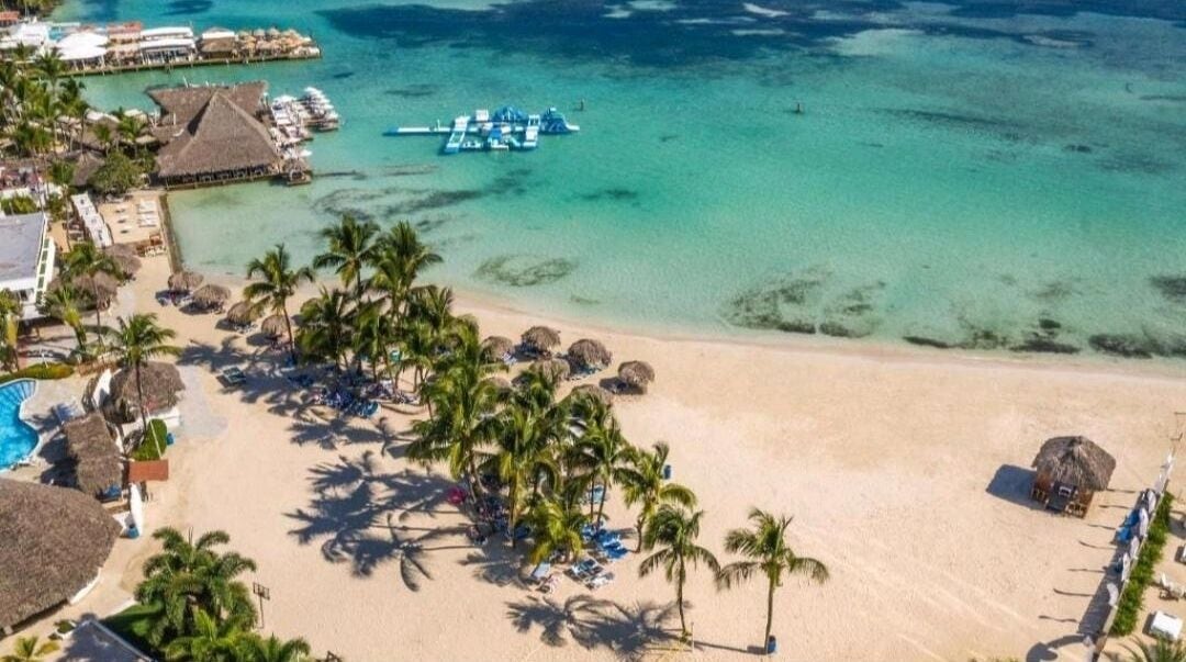 Private beach, white sand, 2 beach bars