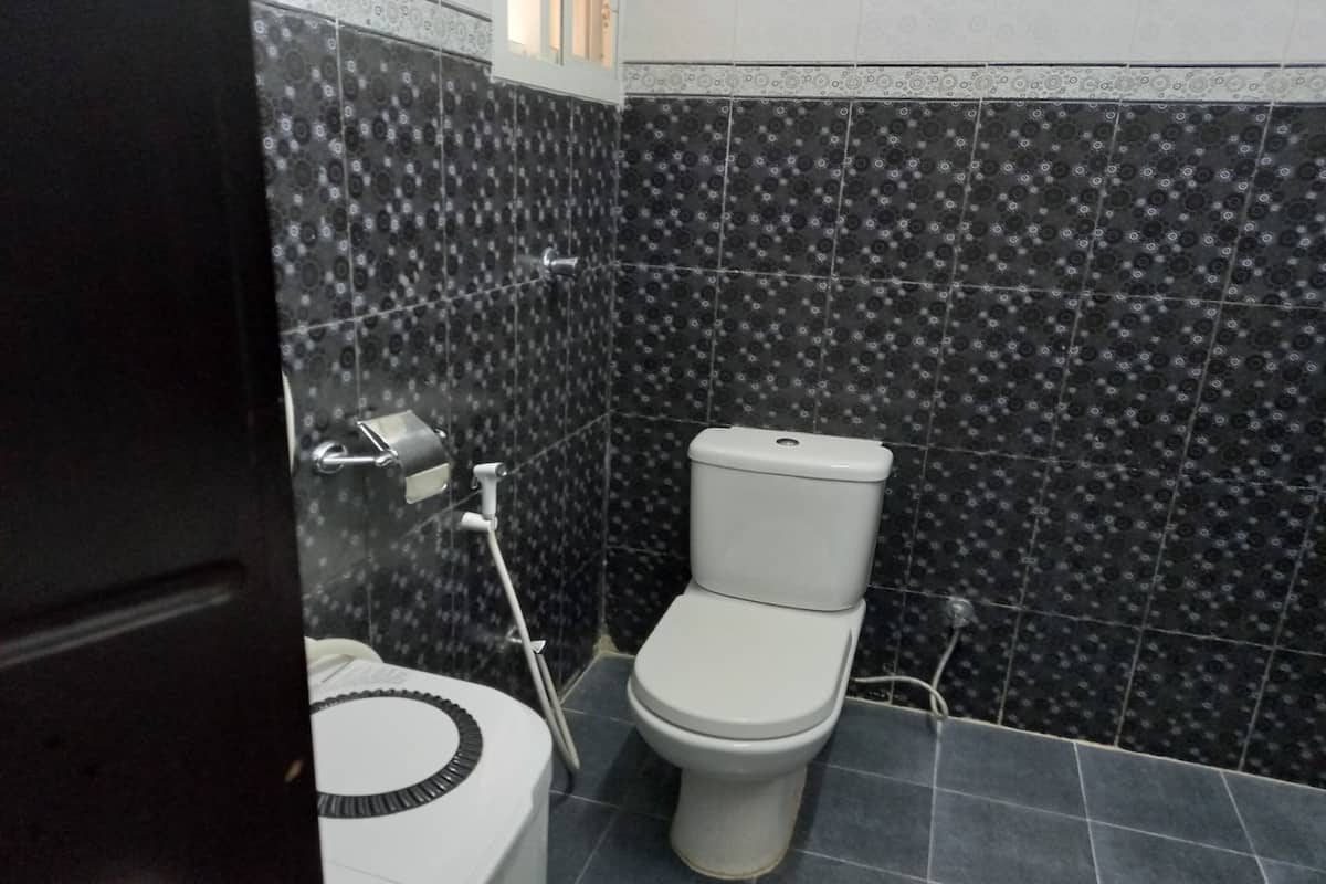 Apartament estàndard, 1 dormitori | Bany | Dutxa, articles de tocador gratuïts, tovalloles i sabó