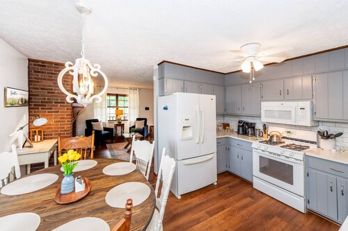 Little Tennessee Mountain House | Near UT | 2 acre Farmhouse | Firepit | Townsend & National Park