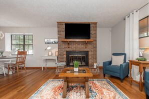 TV connectée, cheminée, livres