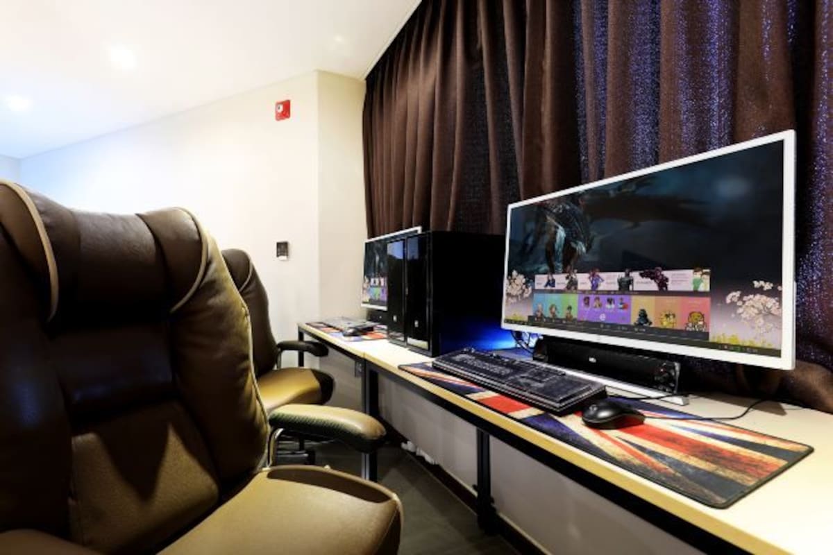 Une pièce comprenant un bureau, un ordinateur, un fauteuil en cuir et des rideaux.