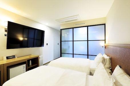 Deluxe Twin Room | In-room safe, desk, blackout drapes, free WiFi
