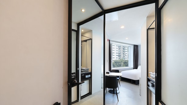 ห้องแฟมิลี่ทริปเปิล (Double + Single + Single) | เครื่องนอนระดับพรีเมียม, ผ้านวมขนเป็ด, มินิบาร์ฟรี, ตู้นิรภัยในห้องพัก